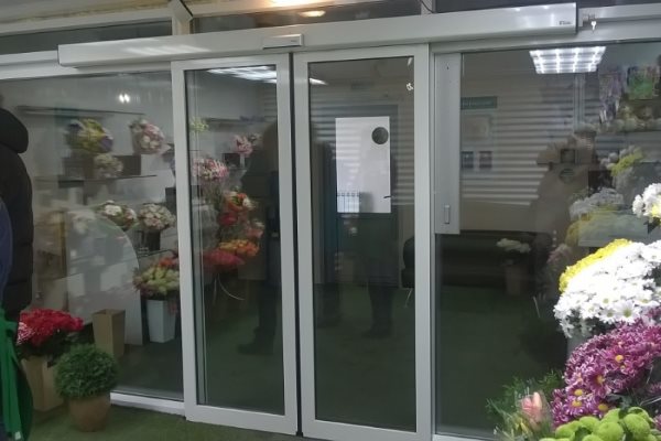 Автоматическая раздвижная входная дверь, цветочный магазин Megaflowers (Челябинск)