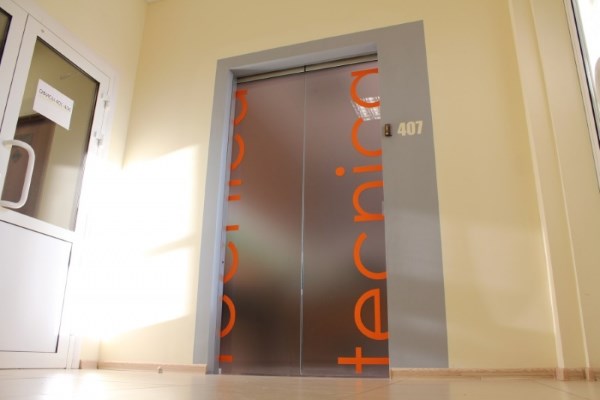Автоматическая раздвижная цельностеклянная дверь, офис компании (Екатеринбург)