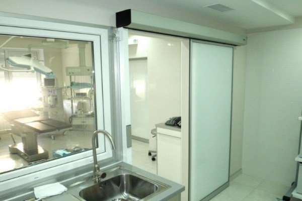 Медицинская дверь с автоматическим приводом, Клиника &quot;Ухо Горло Нос&quot; (Пермь)